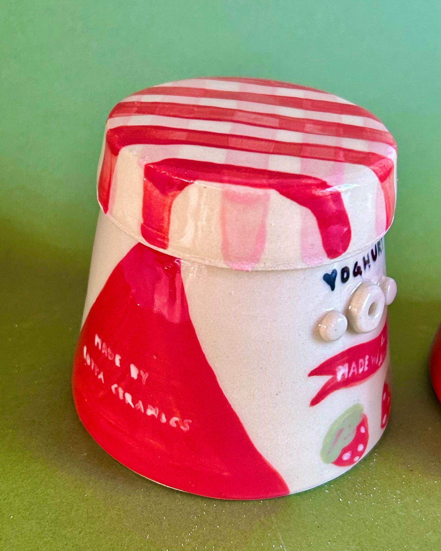 yoghurt cup + lid