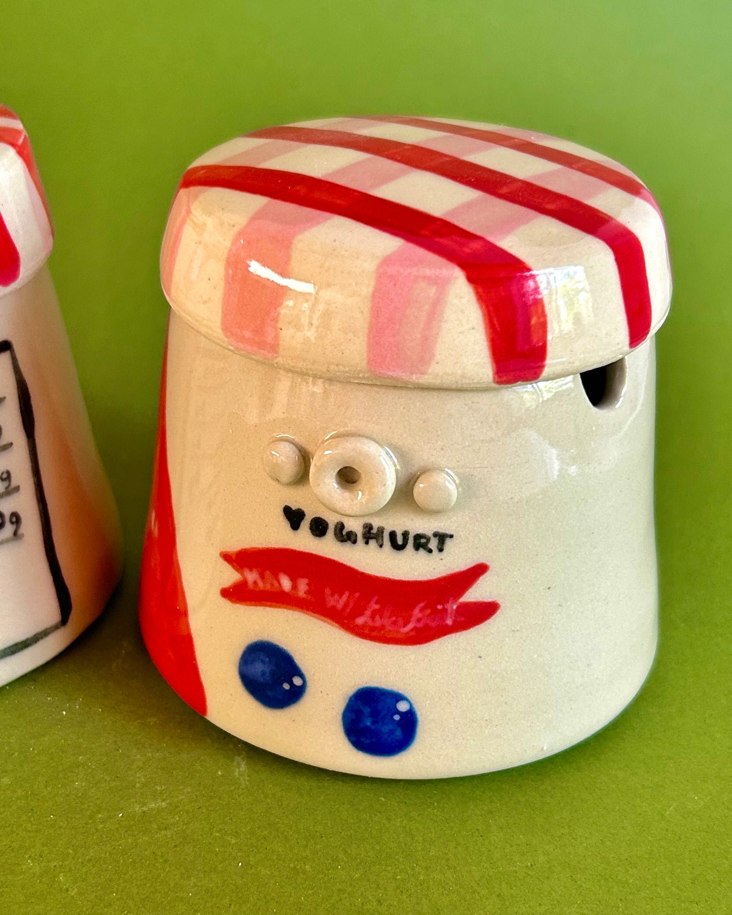 yoghurt cup + lid