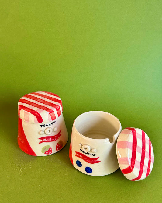 yoghurt cup + lid
